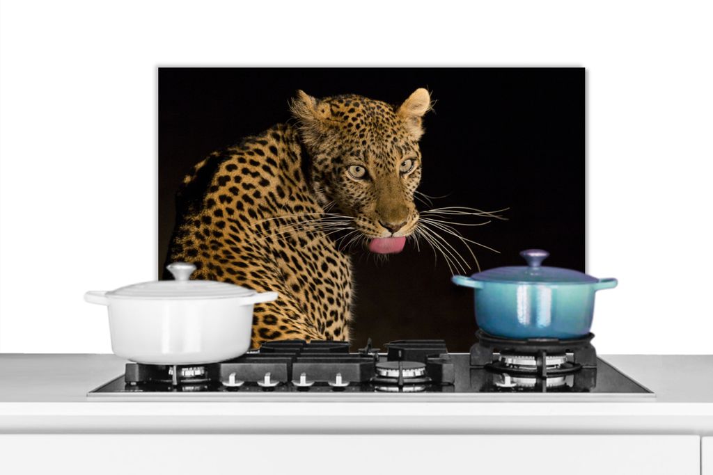 KitchenYeah Spritzschutz Küche - Küchenrückwand - Wandschutz für Herd und Spüle - Leopard - Zunge - Nacht 70x50 - Alu-Dibond (Alternative zu...