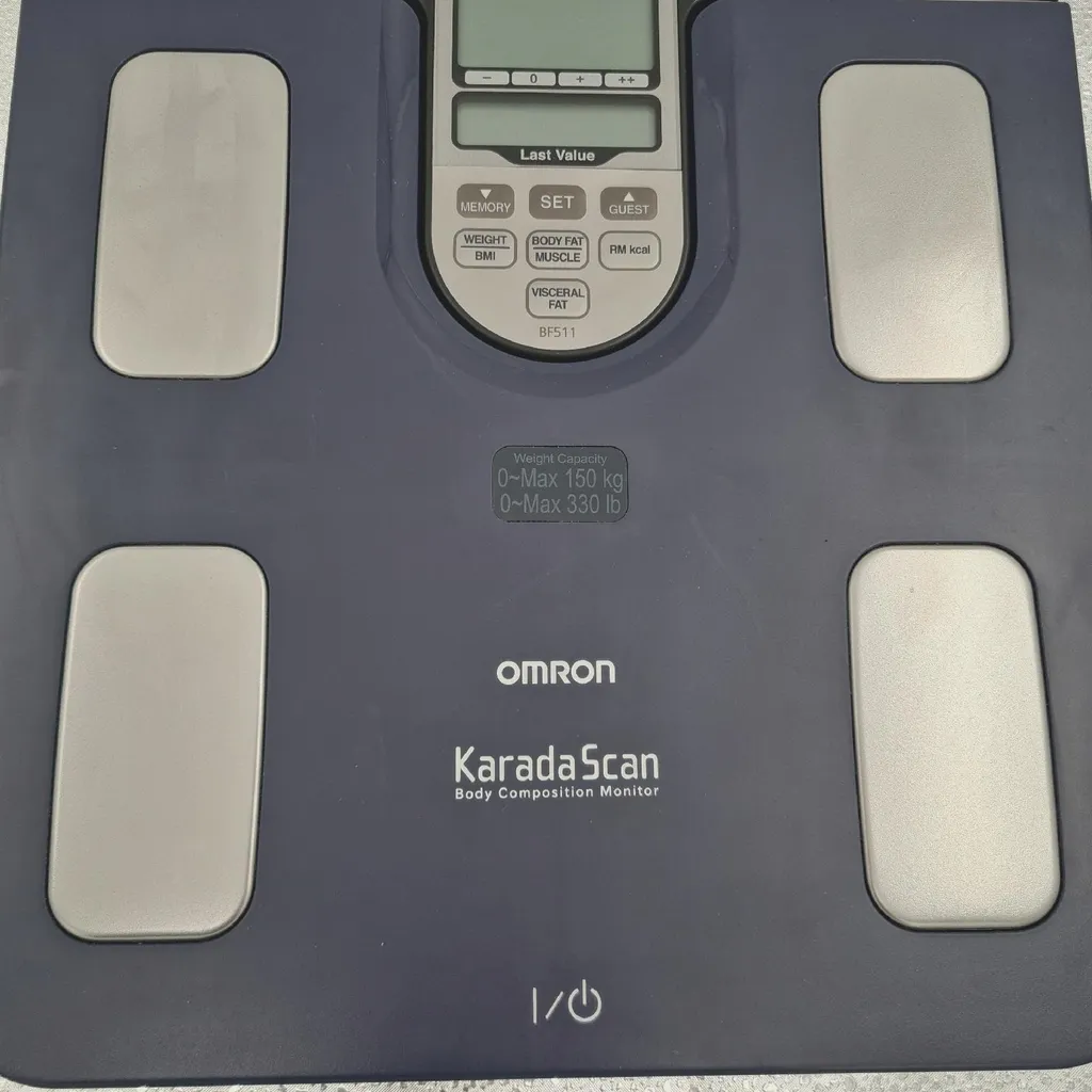 Bilancia Elettronica Omron BF511: Design Quadrato e Precisione Blu - 38