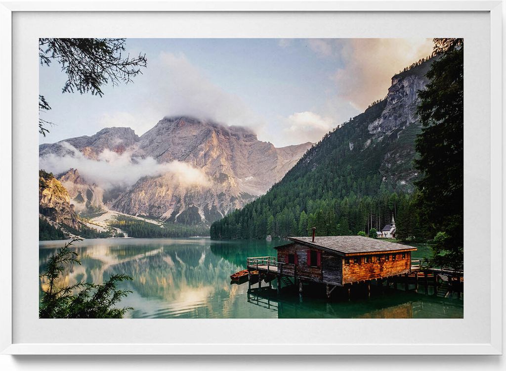 Hütte an einem See in den Bergen– Wandbild mit Rahmen – Gerahmtes Bild – Wanddekoration – 100x70 cm – Weiß Rahmen
