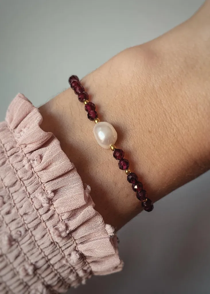 Bracciale Seta e Granato con Perle - Accessorio Boho Chic di Tendenza