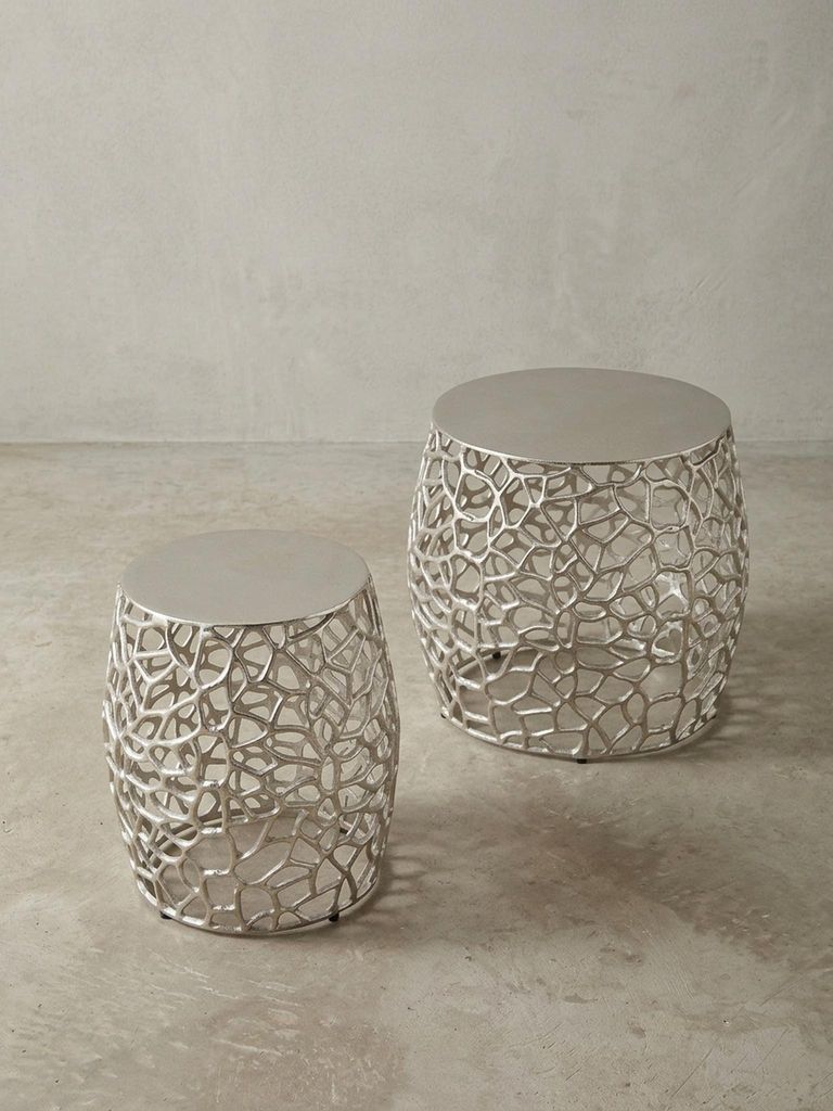 Silbernes Beistelltisch-Set mit ausgefallener Aststruktur, Aluminium, vielseitig einsetzbar. 46x46x42 cm | Kadima Design