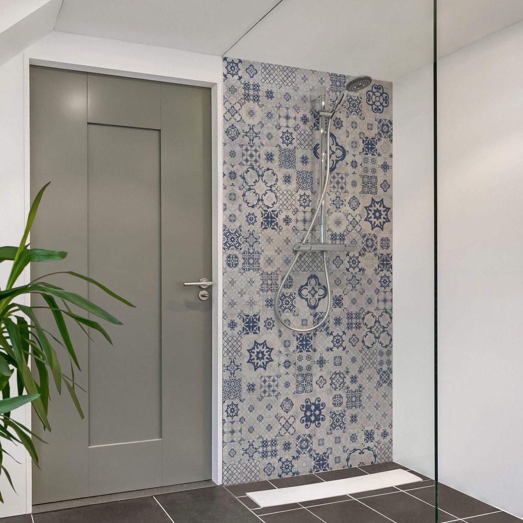 Duschrückwand mit Motiv selbstklebend - 0.61 mm Wandpaneel wasserfest Design blau Fliesenoptik Illustration Badrückwand fugenlos Premium matt 110...
