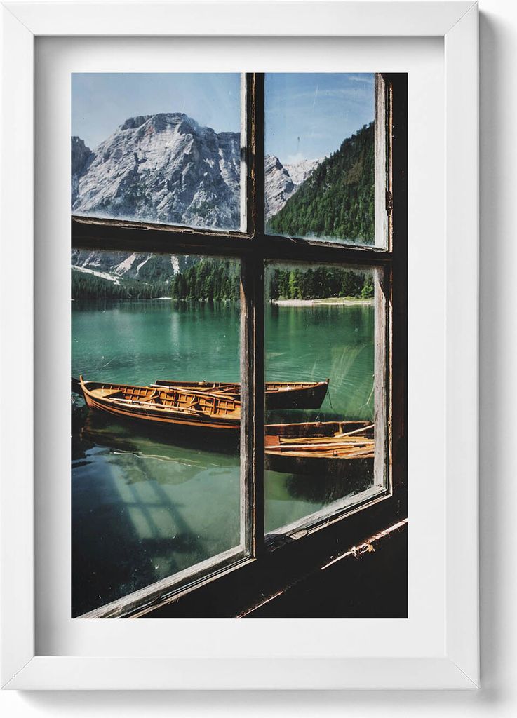 Blick aus dem Fenster auf einen See mit einem Boot– Wandbild mit Rahmen – Gerahmtes Bild – Wanddekoration – 20x30 cm – Weiß