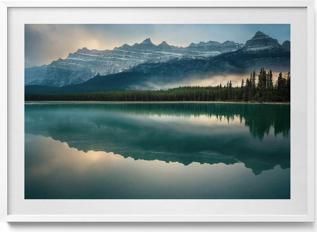 Landschaft eines Sees mit Wäldern und Bergen– Wandbild mit Rahmen – Gerahmtes Bild – Wanddekoration – 100x70 cm – Weiß Rahmen