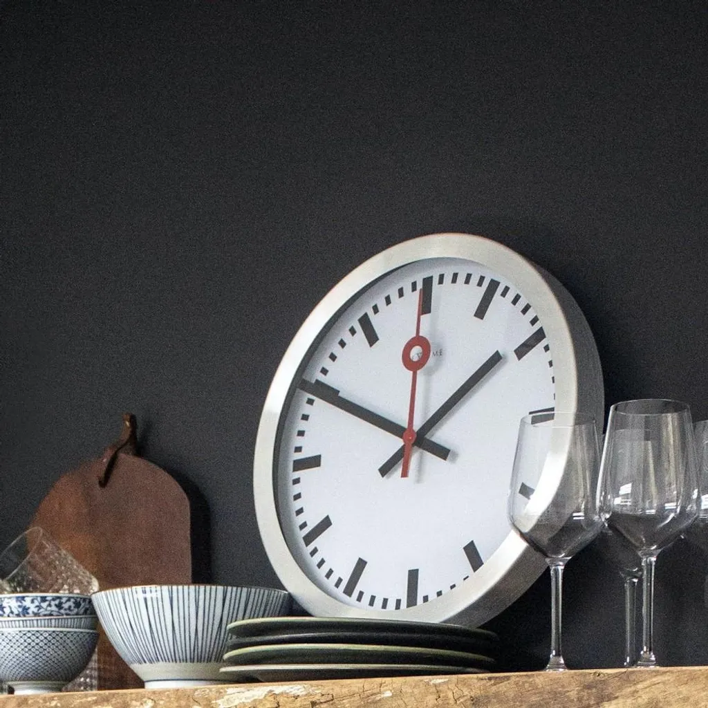 Horloge murale NeXtime Station Stripe 3999st : lecture facile et précise