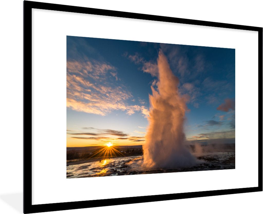 MuchoWow Gerahmtes Poster Der Geysir in Island mit orangefarbener Färbung durch den Sonnenuntergang 90x60 cm - Poster mit Schwarzem Bilderrahmen...