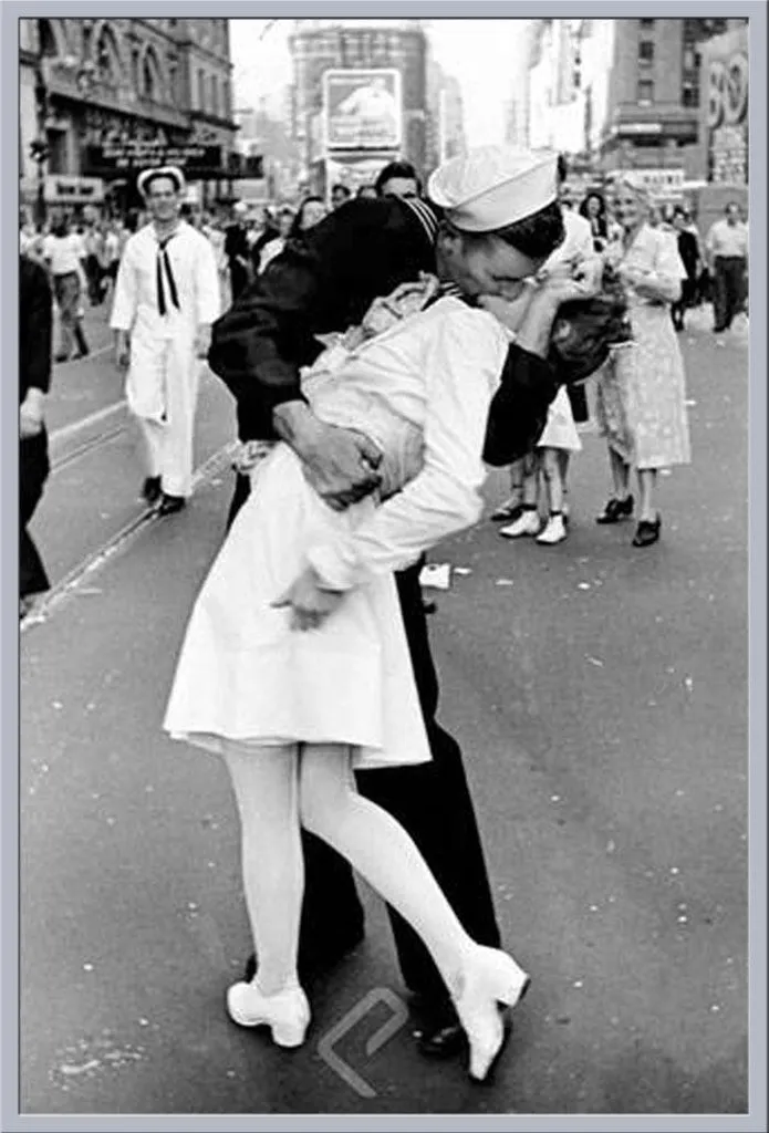 Poster Encadré Kissing on VJ Day avec Vitre Acrylique et Cadre Maxi Argent