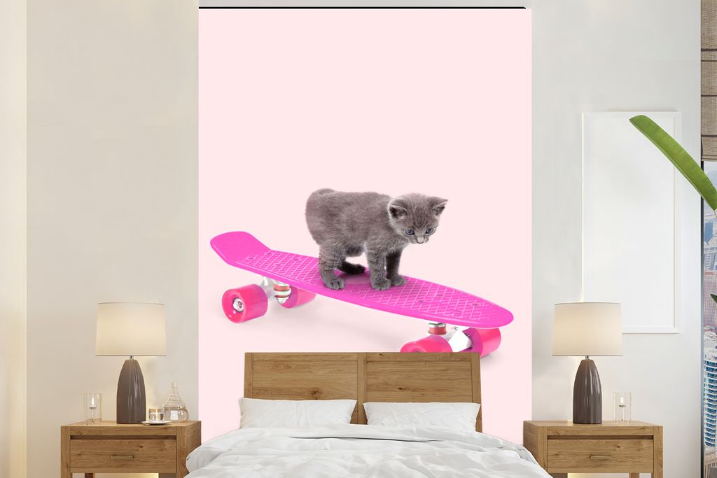 MuchoWow Fototapete für Wohnzimmer oder Schlafzimmer Wandtapete Vinyl Motivtapete Katze - Kätzchen - Tiere - Skateboard - Rosa - 225x350 cm - S...