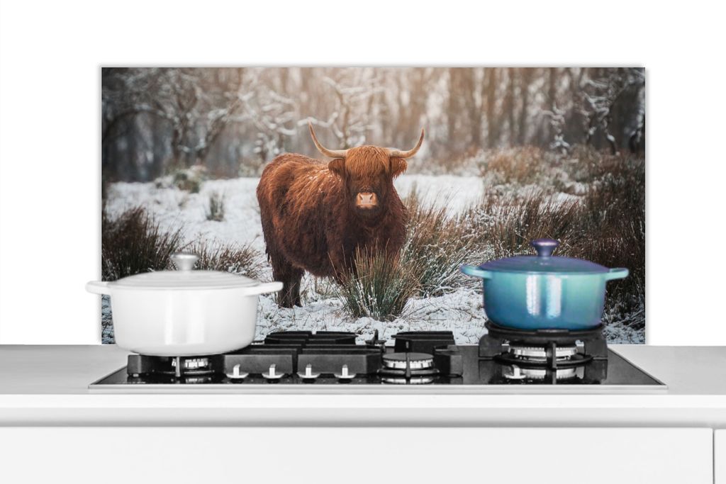 KitchenYeah Spritzschutz Küche - Küchenrückwand - Wandschutz für Herd und Spüle - Schottisches Hochlandrind - Schnee - Wald 100x50 - Alu-Di...