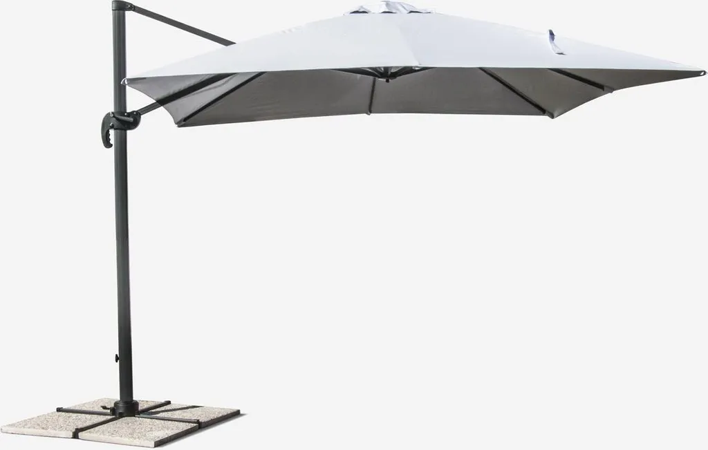 Grand parasol déporté 3x3 pour ombrager un salon de jardin en terrasse