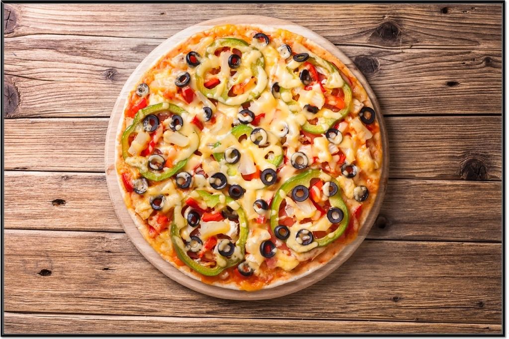 Wallario Wandbild Italienische Pizza mit Peperoni, Oliven. Paprika und Käse, Größe: 61 x 91,50 cm, Poster mit schwarzem Aluminiumrahmen