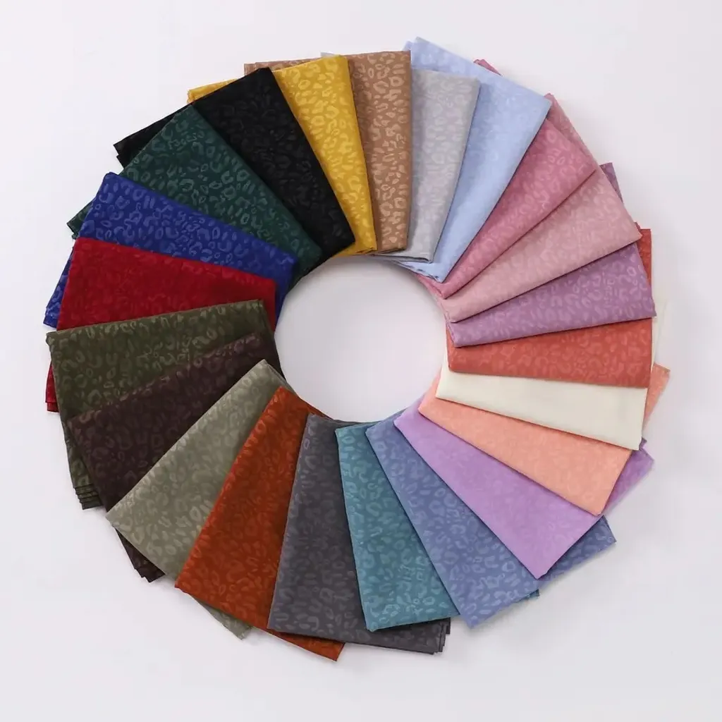 Foulard Lindsay Viola: Raffinatezza e Design per Look Esclusivi - 4