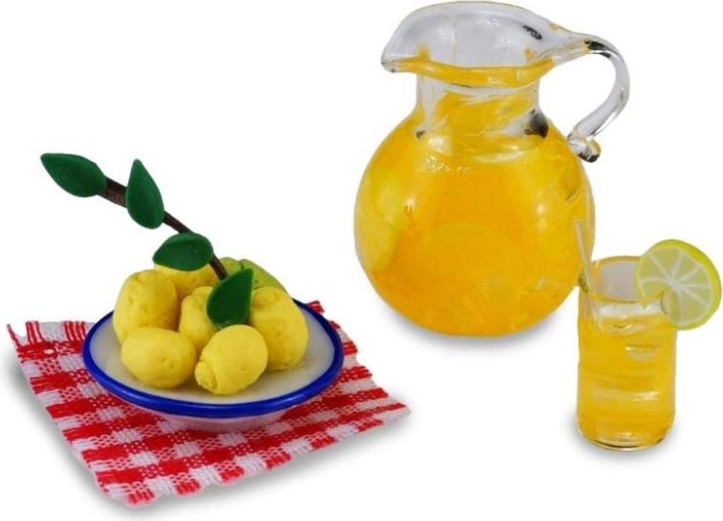 Miniatur Zitronenlimonade im Krug mit Eis, Handgefertigt