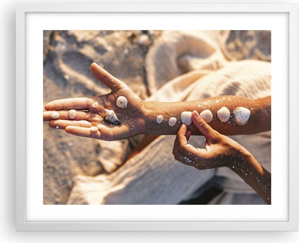 Gerahmtes Poster - Weißer Rahmen - Muschel Hand Strand - 50x40 cm - Wand Bild - Wanddeko - Wandbilder - Kunstposter - Wandposter - Bilderrahmen - ...
