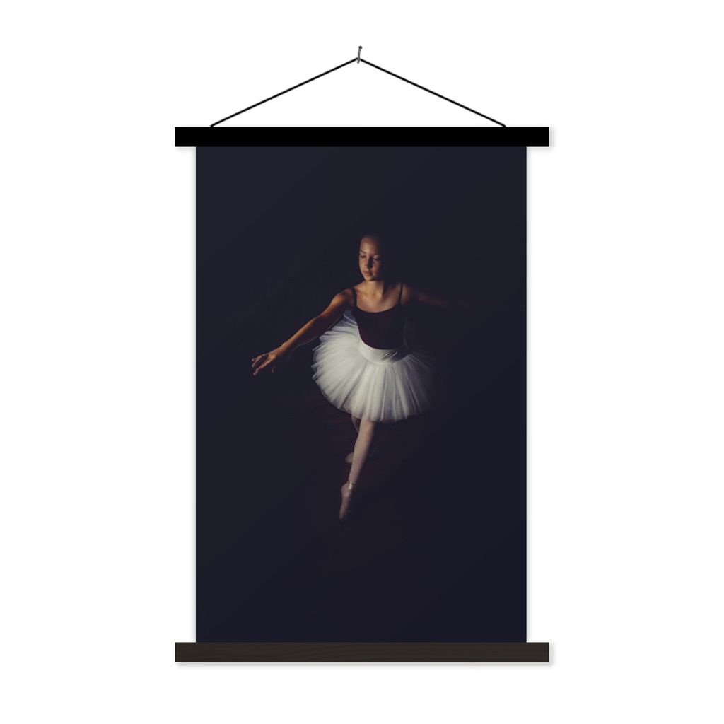 MuchoWow Textilposter Junge Ballerina auf schwarzem Hintergrund 120x180 cm mit schwarzem Rahmen - Fotos