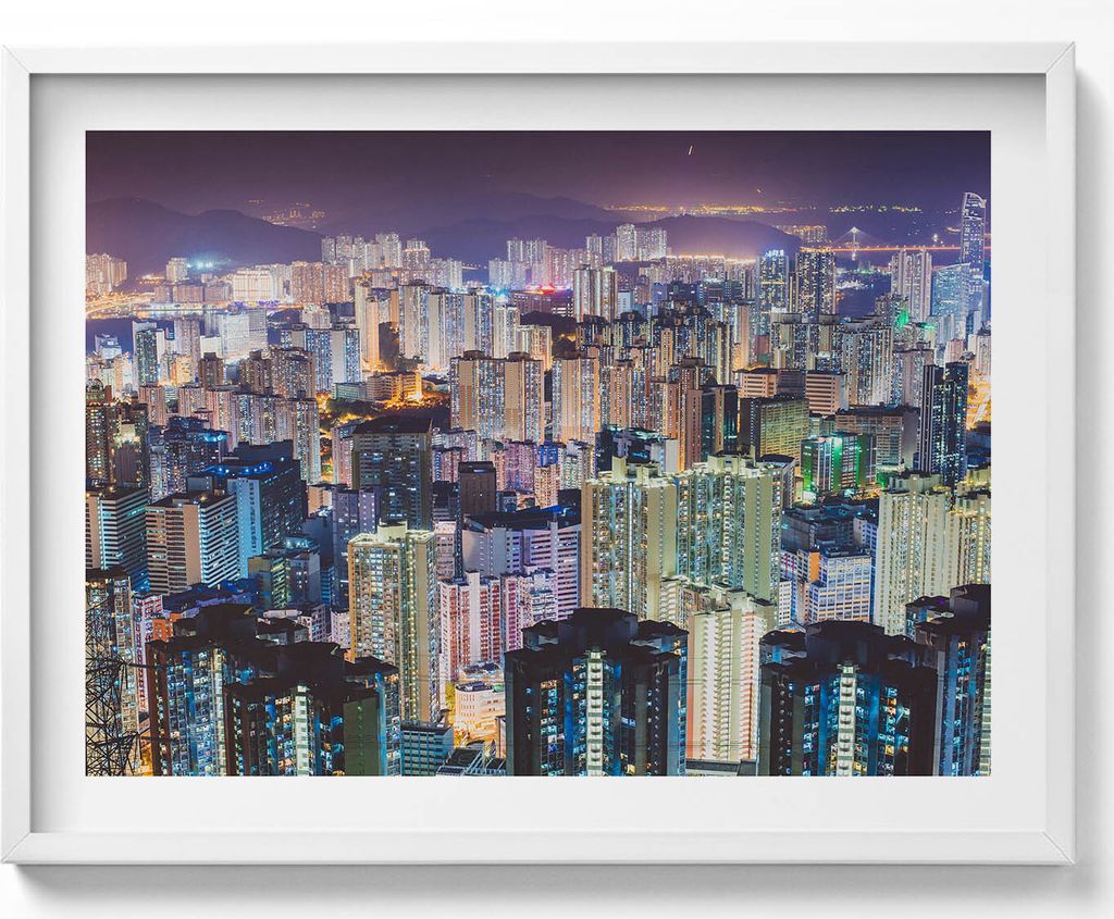 Beleuchtete Stadt bei Nacht– Wandbild mit Rahmen – Gerahmtes Bild – Wanddekoration – 80x60 cm – Weiß Rahmen