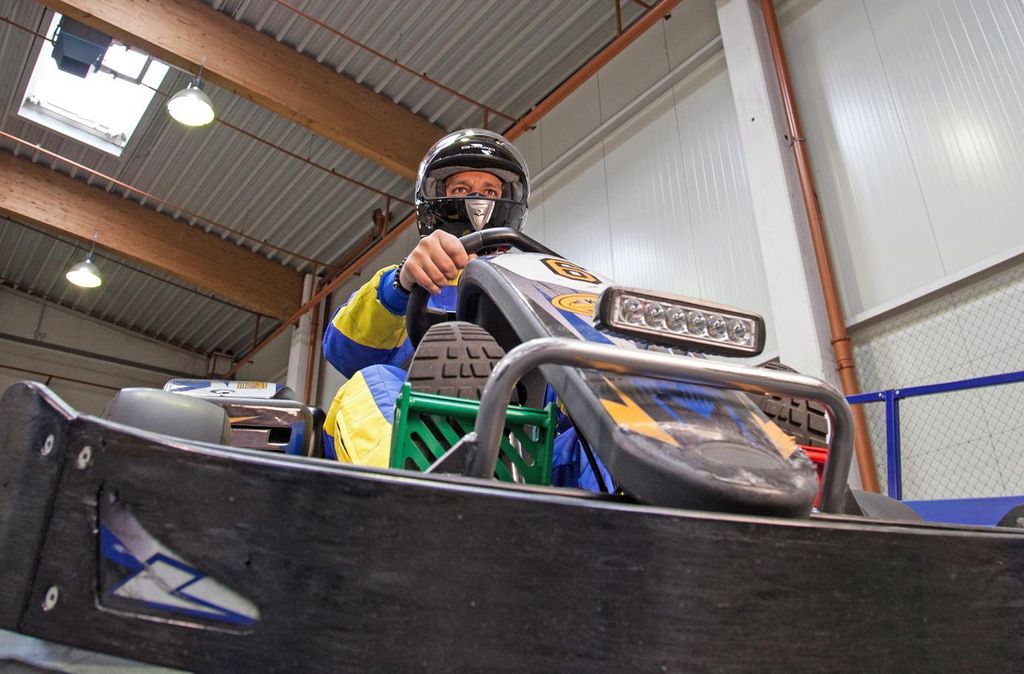 Jochen Schweizer E-Kart Challenge in Würzburg für 5; Erlebnis verschenken oder selbst erleben; Der Gutschein ist gültig für 5 Personen.