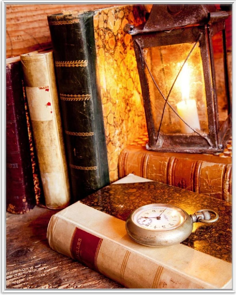 Wallario Wandbild Antike Laterne mit Kerze alten Büchern und Taschenuhr, Größe: 40,30 x 50,30 cm, Poster mit weißem Aluminiumrahmen