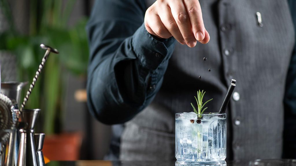 Jochen Schweizer Gin Tasting Frankfurt; Erlebnis verschenken oder selbst erleben; Gutschein gültig für 1 Person Gruppengröße: 14-24 Personen