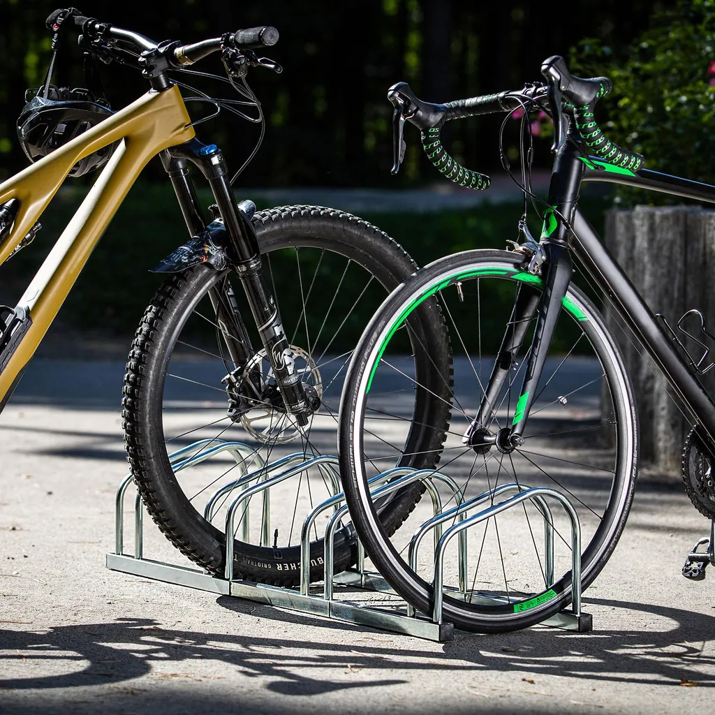 Râtelier pour 4 vélos extérieur en acier argenté stable et durable - 8