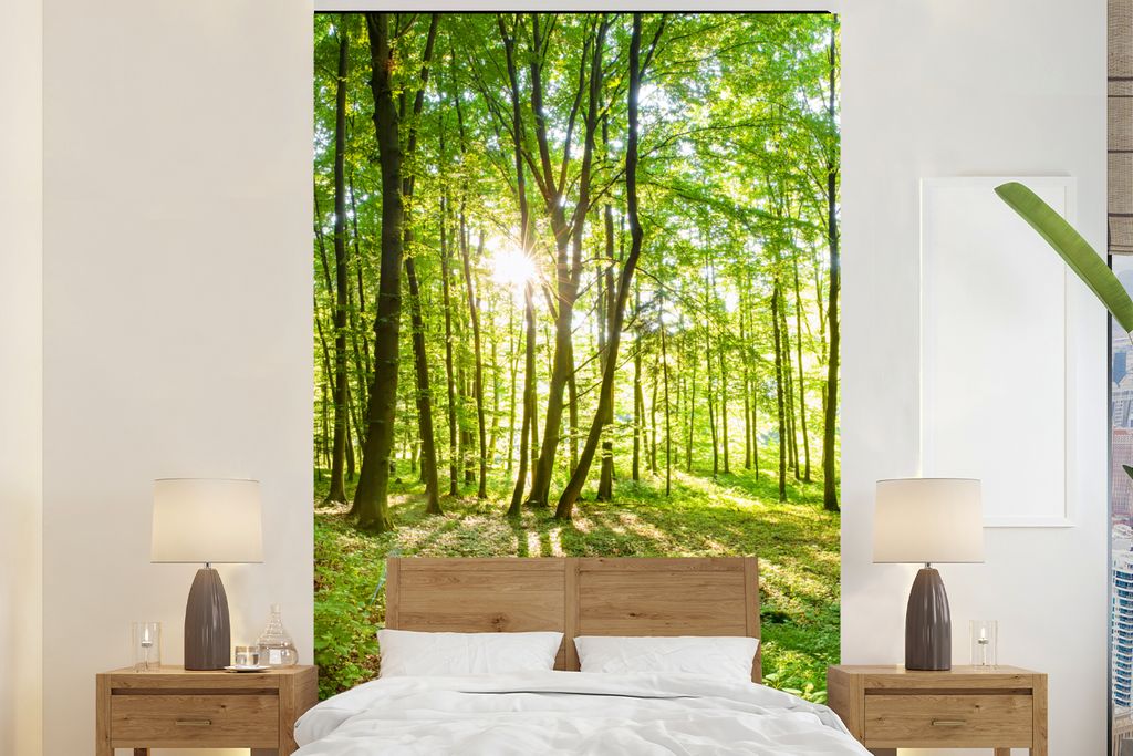 MuchoWow Fototapete für Wohnzimmer oder Schlafzimmer Wandtapete Vinyl Motivtapete Natur - Bäume - Wald - Grün - Sonnenlicht - 145x220 cm - Wan...