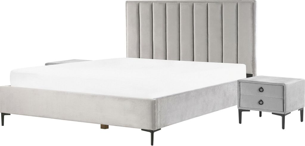 BELIANI Bett mit 2 Nachttischen Hellgrau Samtstoff Gesteppt mit Hohem Kopfteil Bettkasten Lattenrost 180x200 cm Hochklappbar Schlafzimmer Komplett Set
