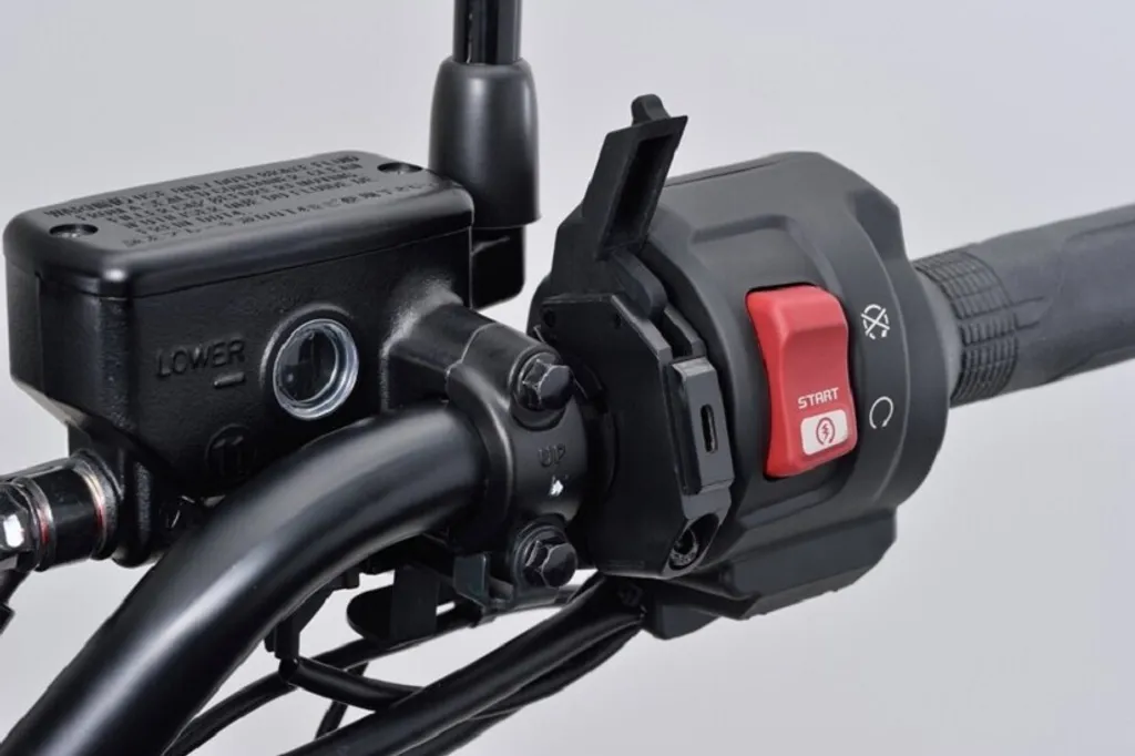 Adaptateur secteur DAYTONA Slim USB Type-C pour guidon moto 22,2 25,4mm