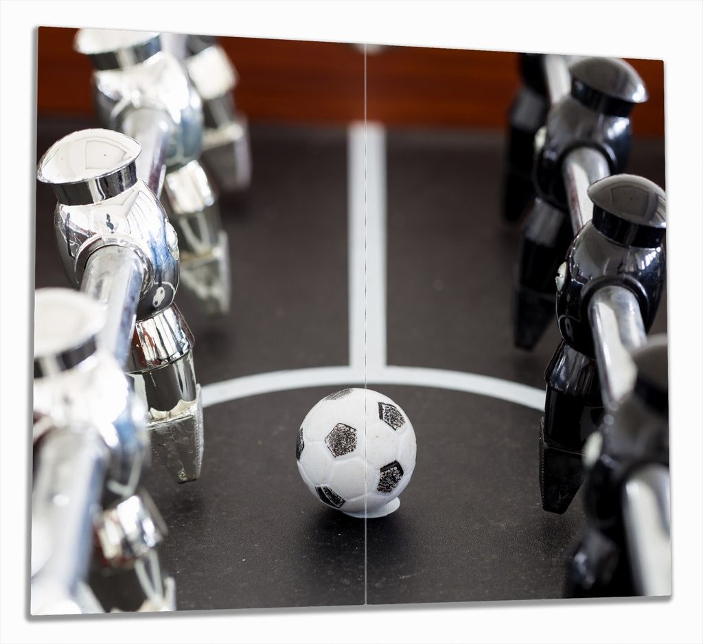 Wallario Herdabdeckplatte aus Glas, Größe 60 x 52 cm 2-teilig, Motiv Kicker-Tisch in Nahaufnahme - Ball in der Mitte