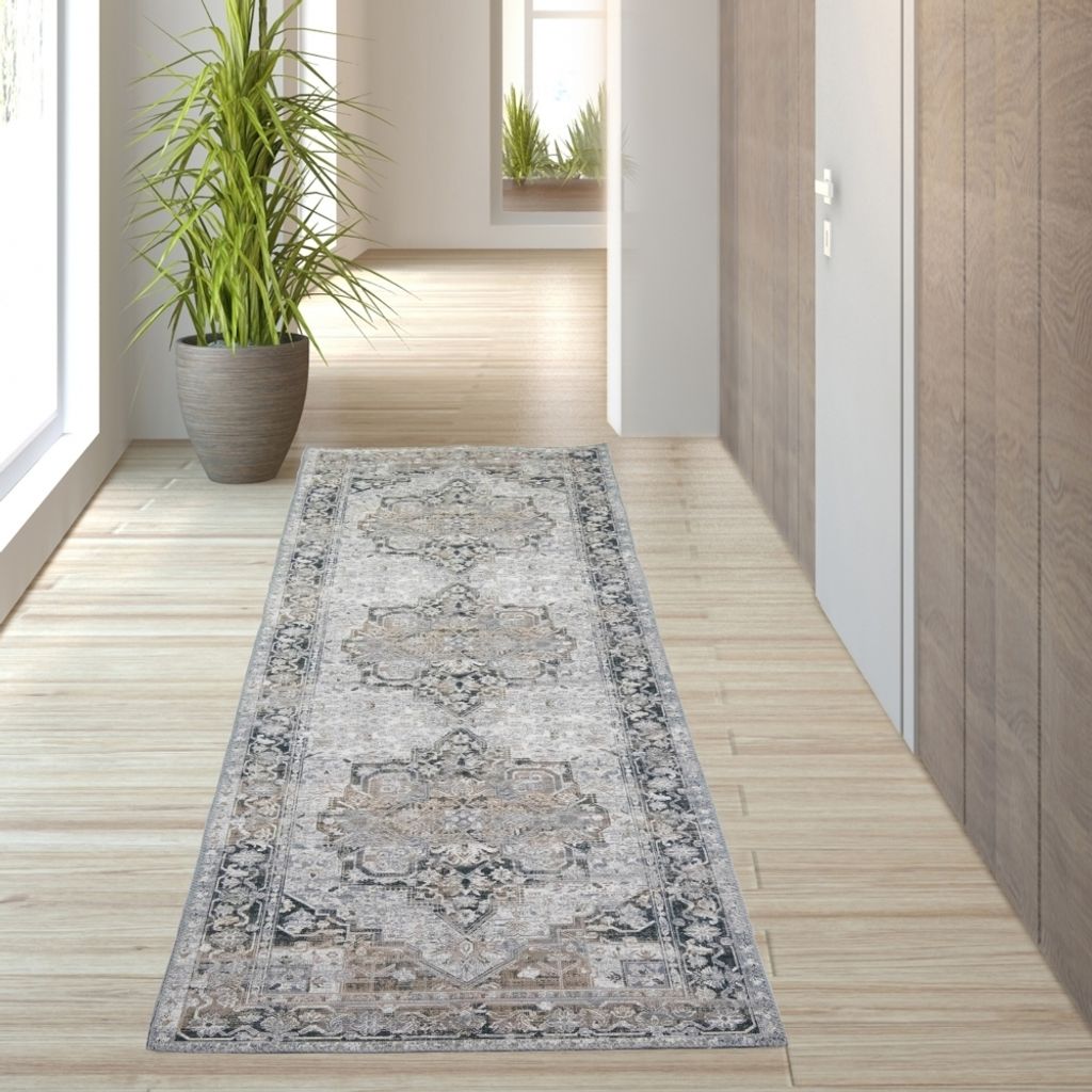 Klassischer Teppich mit orientalischen Verzierungen in Produktbild 