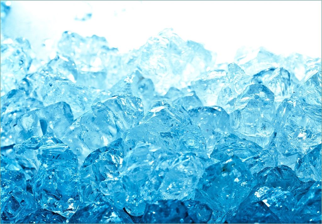 Wallario Fototapete Vliestapete, seidenmatte Oberfläche, einfache Verarbeitung, Größe 300 x 210 cm, Motiv Leuchtendes Eis in blau