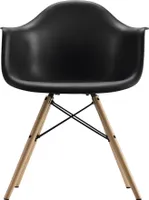 Mid Century | Sessel aus weißem Kunststoff und Holzbeinen
