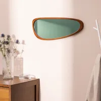 Navaris Asymmetrischer Wandspiegel mit Holzrahmen - Deko Spiegel 60 x 24,5 cm - Badezimmerspiegel Flur WC - Wanddeko Bad - dekorativer Hängespiegel