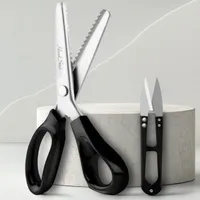 Handi Stitch Zackenschere mit Fadenschneider - Schneiderschere Stoffschere Zickzack 22,86cm Edelstahl Griff Schwarz – Schere Scharf zum Schneiden von