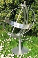 DanDiBo Sonnenuhr Edelstahl für den Garten 70 cm Rostfrei 96207 mit Säule Ausrichtbar Wetterfest Gartenuhr Modern Metall