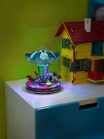 Konstsmide - LED Szenerie "Karussell" mit Animation und 8 klassischen Weihnachtsliedern, wählbare Energieversorgung, 10 bunte Dioden, 4.5V Innentrafo/batteriebetrieben, Innen, transparentes Kabel; 3443-000