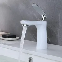 Bílý kohoutek Umyvadlová baterie s jednou pákou Koupelnová baterie pro koupelnu