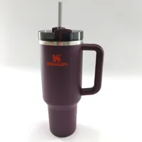 Stanley Quencher H2.0 FlowState Trinkflasche mit Strohhalm 1.18 - Thermobecher Kühlt 11 Stunden - 48 Stunden Eisgekühlt - Spülmaschinenfest - Thermosflasche BPA Frei - Kaffeebecher To Go - Plum
