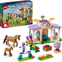 LEGO 41746 Friends Reitschule Set mit 2 Spielzeug-Pferden, Aliya und Mia Mini-Puppen, Reitstall- und Pferdespielzeug, Tierpflege-Geschenk für Kinder, Mädchen und Jungen ab 4 Jahre