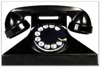 Wallario Wandbild Altes schwarzes Retro-Telefon mit Wählscheibe frontal, Größe: 61 x 91,50 cm, Poster mit weißem Aluminiumrahmen