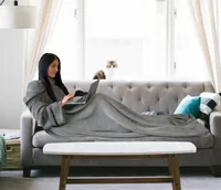 HOMELEVEL Kuscheldecke Microfaser mit Ärmeln Ärmeldecke Sofadecke 200cm x 150cm TV Decke Decke mit Armen Wohndecke Decke Hellgrau