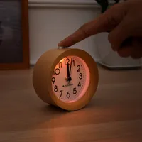 Navaris Analog Holz Wecker mit Snooze - Retro Uhr mit Ziffernblatt Alarm Licht - Leise Vintage Wood Tischuhr ohne Ticken - Naturholz in Hellbraun