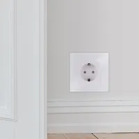 Navaris Glas Schuko Steckdose einfach - mit Montagematerial - Design Schutzkontakt Wandsteckdose mit Glasrahmen - in Weiß
