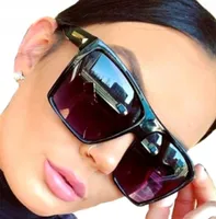 Schwarze große quadratische Sonnenbrille