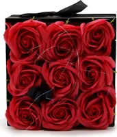 Seifenblumenbox - 9 rote Rosen in einer quadratischen Box