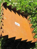 Trittplatte oder Wegplatte aus Metall für den Garten
