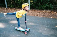 Chillafish Scotti GLOW 3-Rad Scooter mit Bremse und LED Lichter, Farbe:Blue