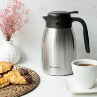 Navaris Isolierkanne Warmhaltekanne aus Edelstahl 1,5l - isolierte Kanne für Tee Kaffee - für heiße und kalte Getränke - auslaufsicher BPA-frei