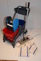 CleanSV© Aura2 Reinigungswagen mit Ablage, Wischset mit 40 cm Magic click Klapphalter "steht von alleine", 5 x 40 cm CleanSV Baumwolllmops und Telekopstiehl