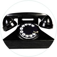 Wallario Premium Glasbild, freischwebende Optik, kräftige Farben, rund 50cm Durchmesser, Motiv Altes schwarzes Retro-Telefon mit Wählscheibe frontal