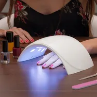 Der professionelle UV-LED-Nagellampensensor leuchtet auf